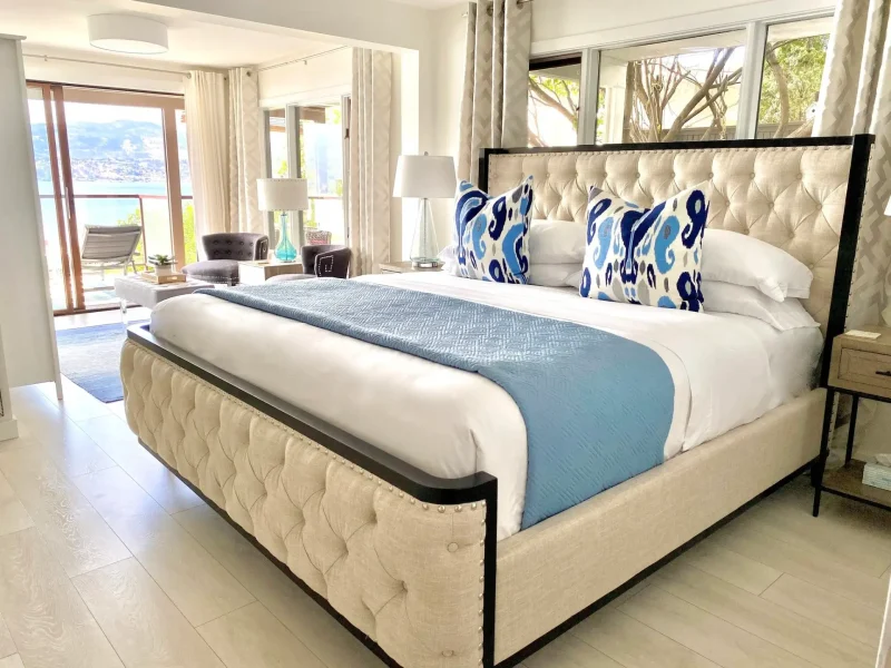 6LuxuriousBedroom