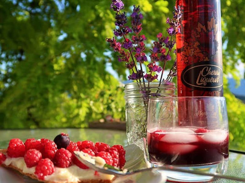 imgi_8_cherry_liqueur_on_table
